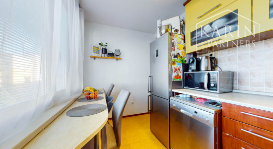 Hľadáte 3-izbový byt na Západe? Tento má 70 m², loggiu, murované jadro a výhľad na Pustý hrad