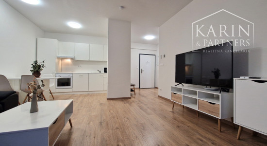 2-IZBOVÝ BYT S PARKOVANÍM  NA ZAČIATKU ROVINKY