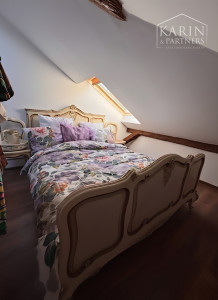 Bývanie s príbehom: Priestranný podkrovný byt v historickom dome Vincentiek