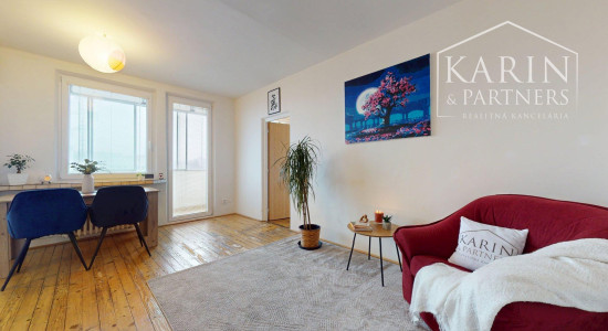 PRIESTRANNÝ A SVETLÝ 3I BYT S VEĽKOU ZASKLENOU LODŽIOU A PIVNICOU