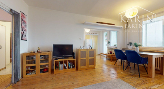 PRIESTRANNÝ A SVETLÝ 3I BYT S VEĽKOU ZASKLENOU LODŽIOU A PIVNICOU