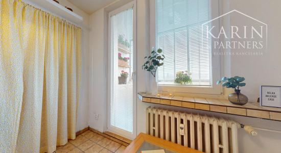 PRIESTRANNÝ A SVETLÝ 3I BYT S VEĽKOU ZASKLENOU LODŽIOU A PIVNICOU