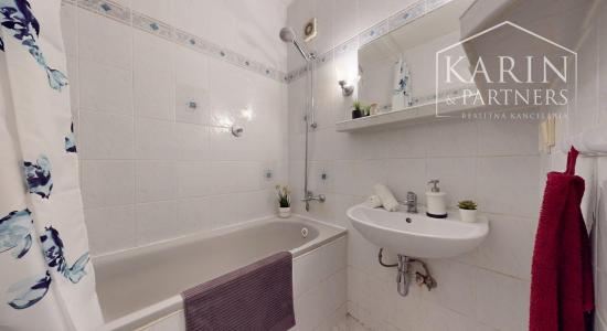 PRIESTRANNÝ A SVETLÝ 3I BYT S VEĽKOU ZASKLENOU LODŽIOU A PIVNICOU