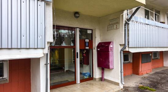 PRIESTRANNÝ A SVETLÝ 3I BYT S VEĽKOU ZASKLENOU LODŽIOU A PIVNICOU