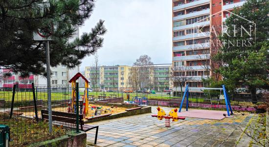 PRIESTRANNÝ A SVETLÝ 3I BYT S VEĽKOU ZASKLENOU LODŽIOU A PIVNICOU