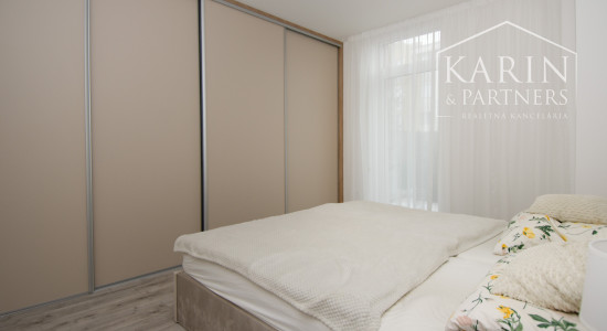 Prenájom 2 izbového bytu v Šamoríne s predzáhradkou, ul. Pažitná