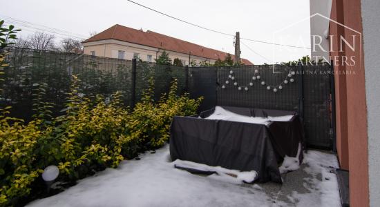 Prenájom 2 izbového bytu v Šamoríne s predzáhradkou, ul. Pažitná