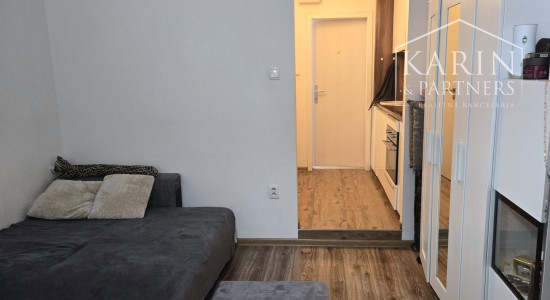 Na predaj -  garsónka s loggiou – Vilová ulica, Petržalka (Dvory)-BA V