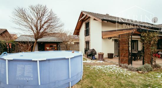 5i Rodinný dom v Senici – pohodlie, priestor a krbová atmosféra na ulici M. Braxatorisa