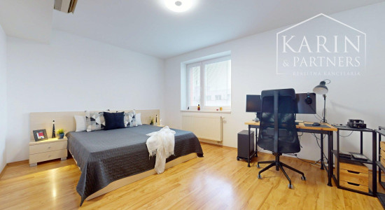 VÝNIMOČNE PRIESTRANNÝ A SVETLÝ 4I BYT S KRBOM A 2 BALKÓNMI