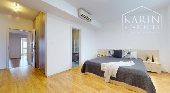 VÝNIMOČNE PRIESTRANNÝ A SVETLÝ 4I BYT S KRBOM A 2 BALKÓNMI