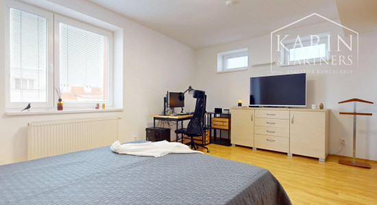 VÝNIMOČNE PRIESTRANNÝ A SVETLÝ 4I BYT S KRBOM A 2 BALKÓNMI