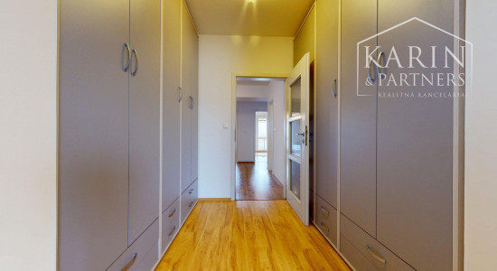 VÝNIMOČNE PRIESTRANNÝ A SVETLÝ 4I BYT S KRBOM A 2 BALKÓNMI