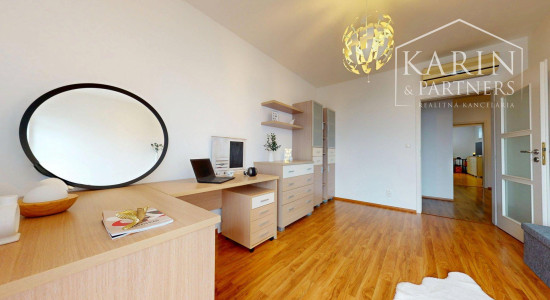 VÝNIMOČNE PRIESTRANNÝ A SVETLÝ 4I BYT S KRBOM A 2 BALKÓNMI