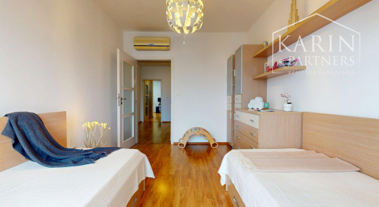 VÝNIMOČNE PRIESTRANNÝ A SVETLÝ 4I BYT S KRBOM A 2 BALKÓNMI