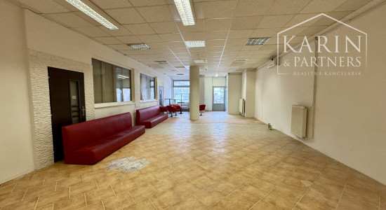 OBCHODNO-SKLADOVÝ PRIESTOR 80 M2 S RAMPOU A VÝŤAHOM