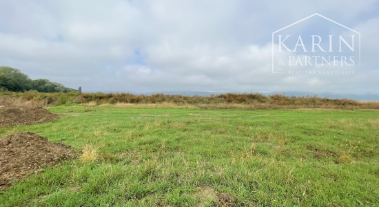 Stavebný pozemok 559 m² v obci Dlhá – projekt domu v cene