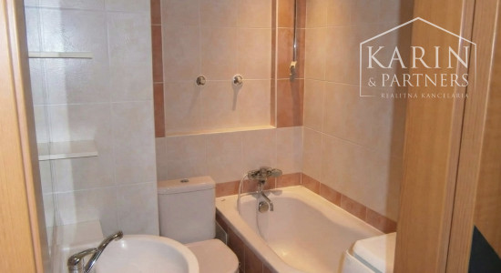 Na predaj svetlý 2-izbový byt v Senici – Hviezdoslavova ulica