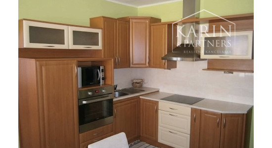 Na predaj svetlý 2-izbový byt v Senici – Hviezdoslavova ulica