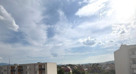 Predaj – Veľkometrážny 3-izbový byt s loggiou a murovanou garážou - Trenčín