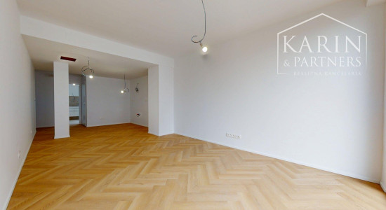 KOMPLETNE ZREKONŠTRUOVANÝ PRIESTRANNÝ 3I BYT S ROZĽAHLOU TERASOU