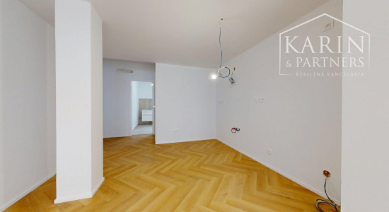 KOMPLETNE ZREKONŠTRUOVANÝ PRIESTRANNÝ 3I BYT S ROZĽAHLOU TERASOU