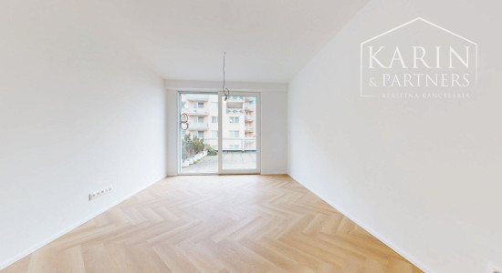 KOMPLETNE ZREKONŠTRUOVANÝ PRIESTRANNÝ 3I BYT S ROZĽAHLOU TERASOU