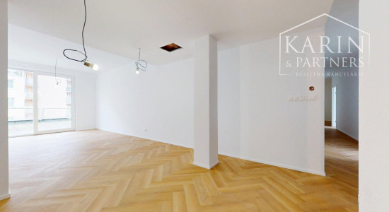 KOMPLETNE ZREKONŠTRUOVANÝ PRIESTRANNÝ 3I BYT S ROZĽAHLOU TERASOU