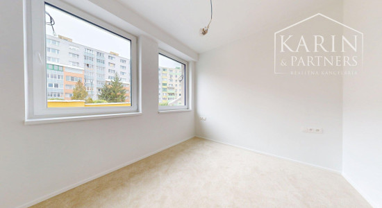 KOMPLETNE ZREKONŠTRUOVANÝ PRIESTRANNÝ 3I BYT S ROZĽAHLOU TERASOU