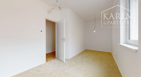 KOMPLETNE ZREKONŠTRUOVANÝ PRIESTRANNÝ 3I BYT S ROZĽAHLOU TERASOU