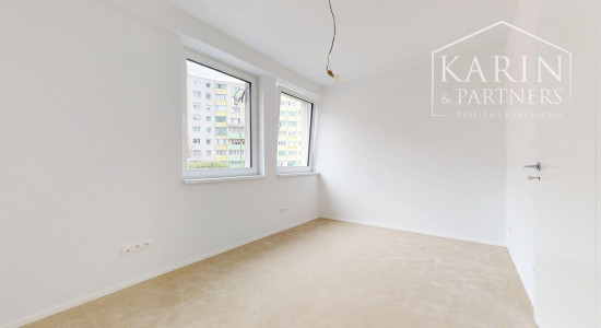 KOMPLETNE ZREKONŠTRUOVANÝ PRIESTRANNÝ 3I BYT S ROZĽAHLOU TERASOU