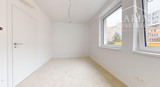 KOMPLETNE ZREKONŠTRUOVANÝ PRIESTRANNÝ 3I BYT S ROZĽAHLOU TERASOU