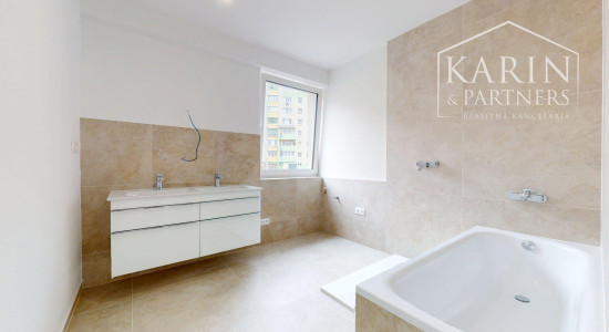 KOMPLETNE ZREKONŠTRUOVANÝ PRIESTRANNÝ 3I BYT S ROZĽAHLOU TERASOU