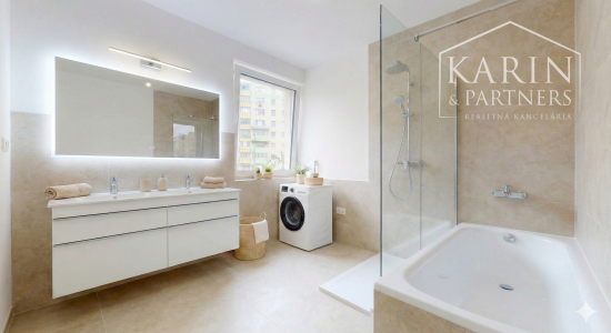 KOMPLETNE ZREKONŠTRUOVANÝ PRIESTRANNÝ 3I BYT S ROZĽAHLOU TERASOU