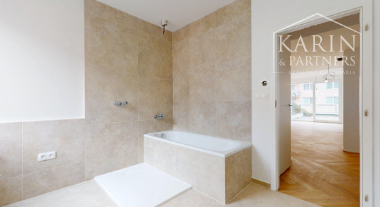 KOMPLETNE ZREKONŠTRUOVANÝ PRIESTRANNÝ 3I BYT S ROZĽAHLOU TERASOU