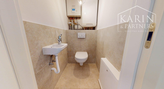 KOMPLETNE ZREKONŠTRUOVANÝ PRIESTRANNÝ 3I BYT S ROZĽAHLOU TERASOU