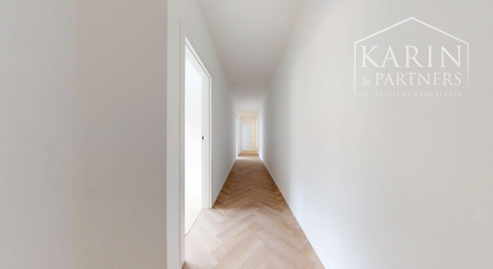 KOMPLETNE ZREKONŠTRUOVANÝ PRIESTRANNÝ 3I BYT S ROZĽAHLOU TERASOU