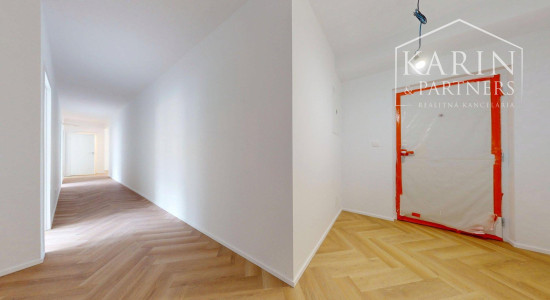 KOMPLETNE ZREKONŠTRUOVANÝ PRIESTRANNÝ 3I BYT S ROZĽAHLOU TERASOU