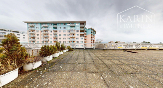 KOMPLETNE ZREKONŠTRUOVANÝ PRIESTRANNÝ 3I BYT S ROZĽAHLOU TERASOU