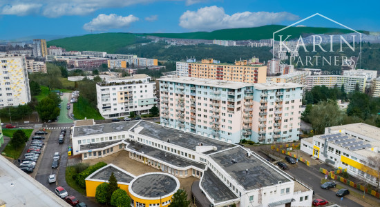 KOMPLETNE ZREKONŠTRUOVANÝ PRIESTRANNÝ 3I BYT S ROZĽAHLOU TERASOU