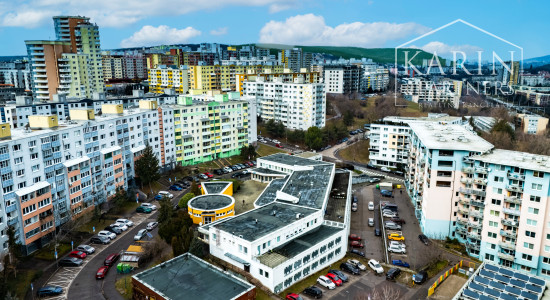 KOMPLETNE ZREKONŠTRUOVANÝ PRIESTRANNÝ 3I BYT S ROZĽAHLOU TERASOU