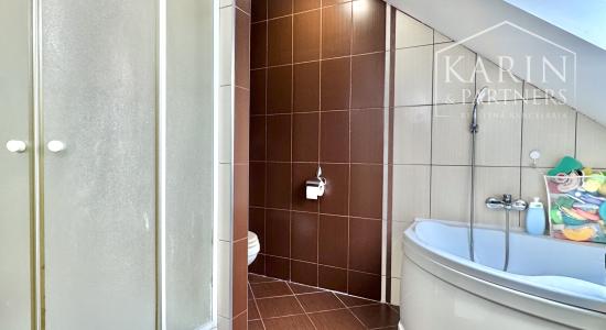 Váš nový domov bez starostí: Krásny poschodový dom z roku 2011 v obľúbenej lokalite Krivé Kúty