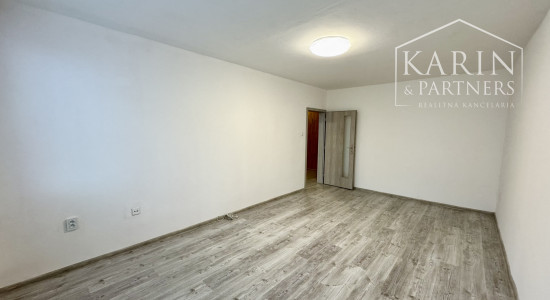 PRENÁJOM PRIESTRANNÉHO 2i BYTU V HOLÍČI