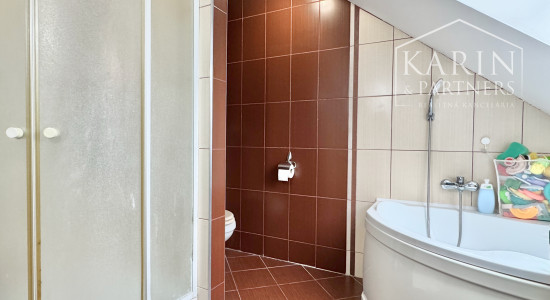 Váš nový domov bez starostí: Krásny poschodový dom z roku 2011 v obľúbenej lokalite Krivé Kúty