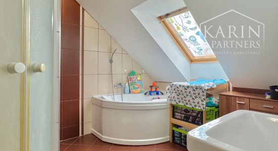 Váš nový domov bez starostí: Krásny poschodový dom z roku 2011 v obľúbenej lokalite Krivé Kúty