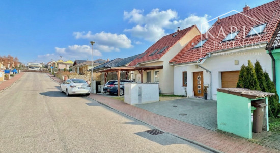 Váš nový domov bez starostí: Krásny poschodový dom z roku 2011 v obľúbenej lokalite Krivé Kúty