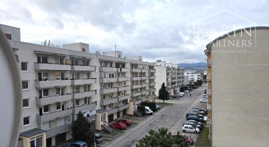 Predaj – Veľkometrážny 3-izbový byt s loggiou a murovanou garážou - Trenčín