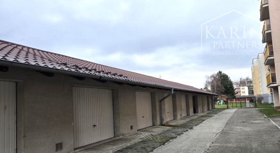 Predaj – Veľkometrážny 3-izbový byt s loggiou a murovanou garážou - Trenčín