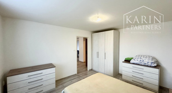 PRENÁJOM ZARIADENÉHO 2i BYTU V HOLÍČI