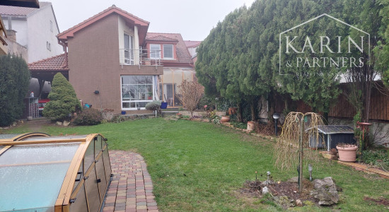 Rodinný dom s atmosférou  - 5 izieb, záhrada, bazén, parkovanie